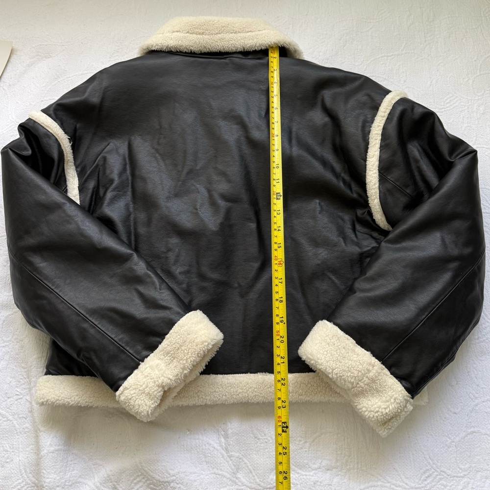 Hollister Sherpa-Lined Vegan Leather Crop Biker Jacket. Size L - Picture 8 of 12